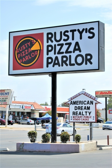 Rusty’s Pizza Parlor pylon sign